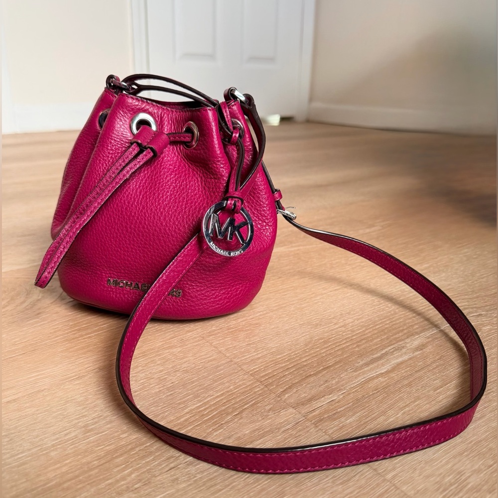 MICHAEL KORS Jules S Drawstring Crossbody Bucket Bag Leather Raspberry Fuchsia